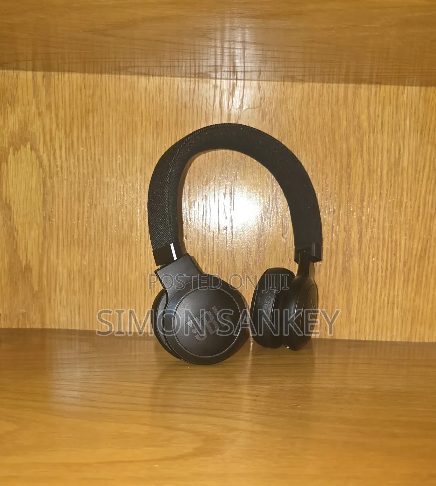 JBL Live 670nc Noise-Cancelling on-Ear Wireless Headphone