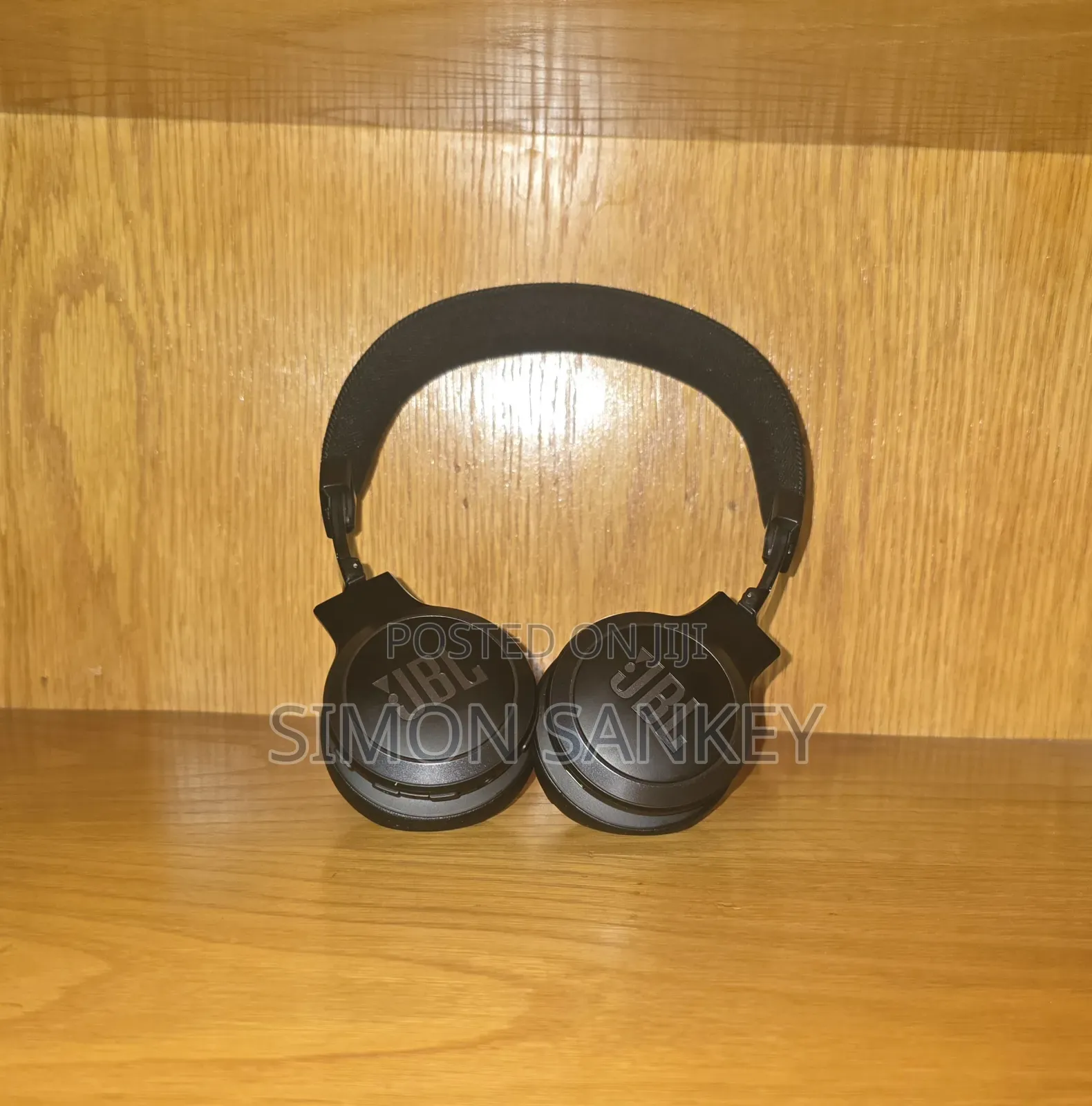 JBL Live 670nc Noise-Cancelling on-Ear Wireless Headphone