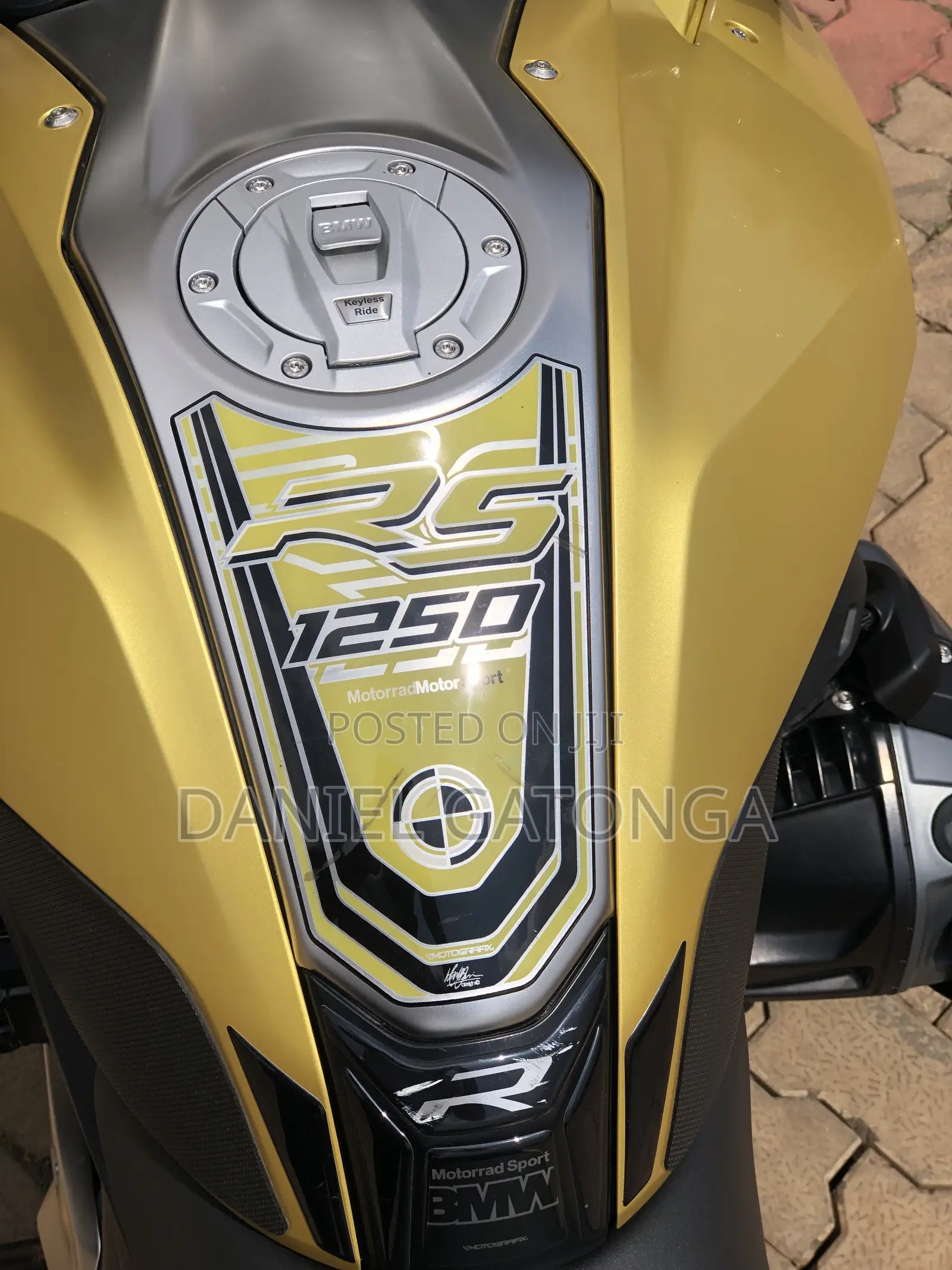 BMW 2019 Yellow