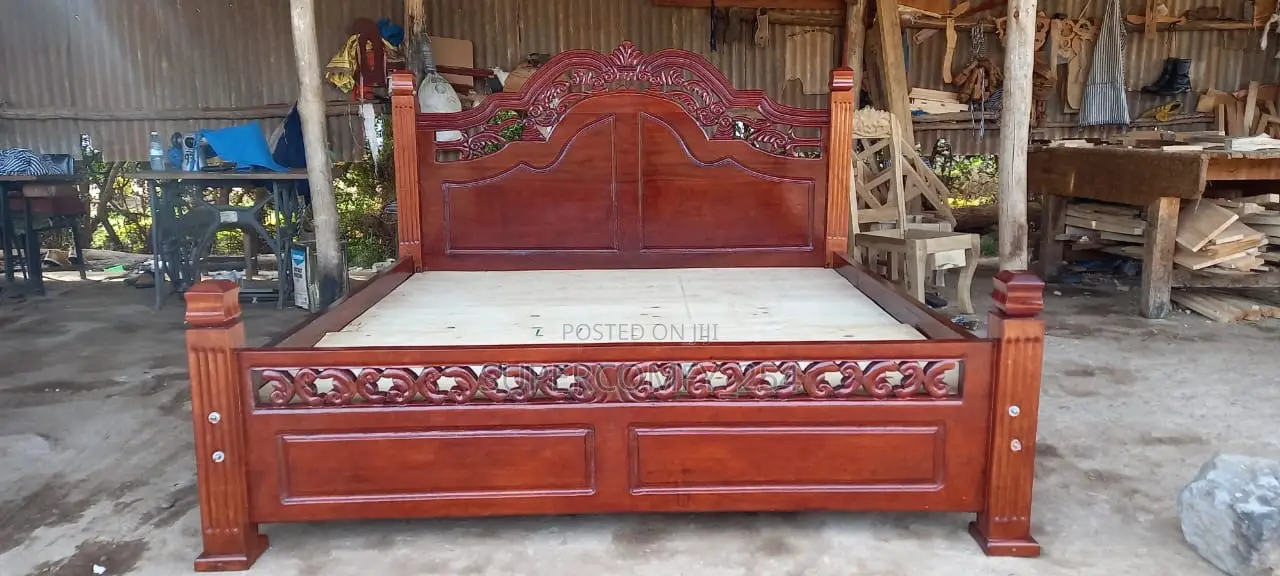 Mahogany Detailed Pattern Beds