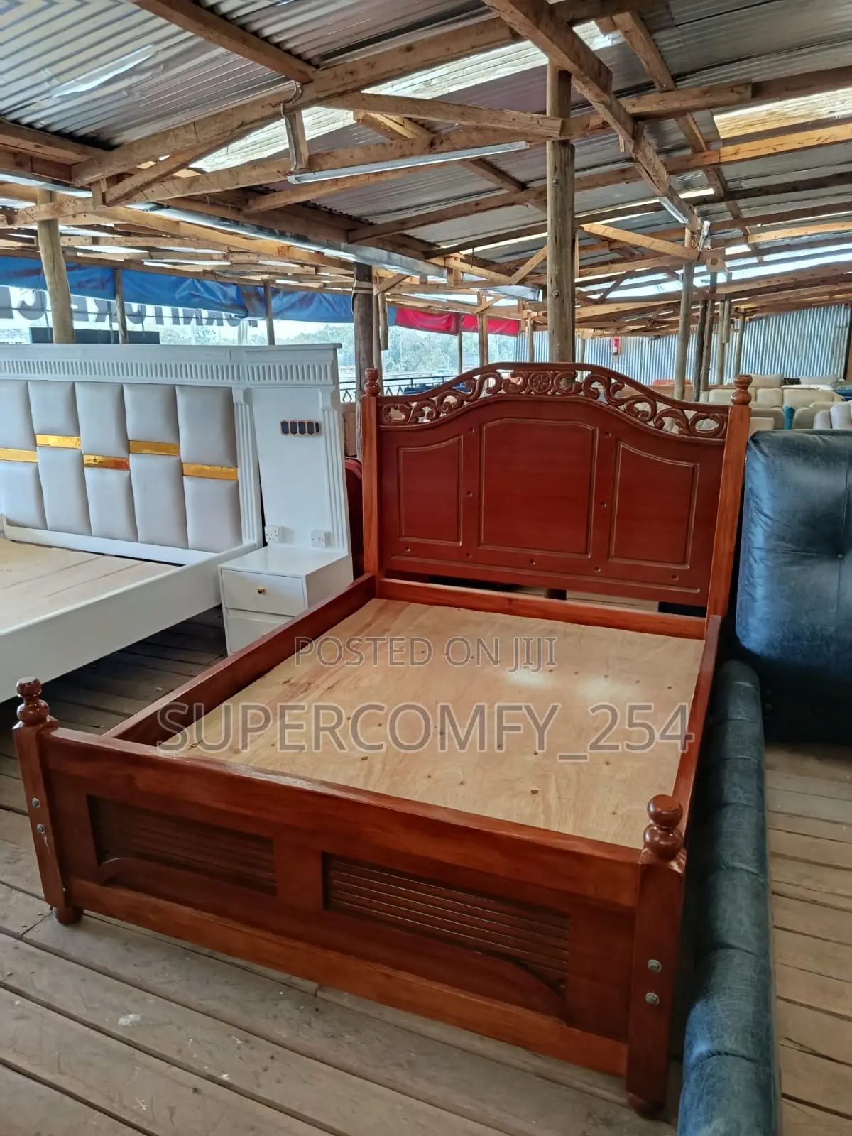 Mahogany Detailed Pattern Beds