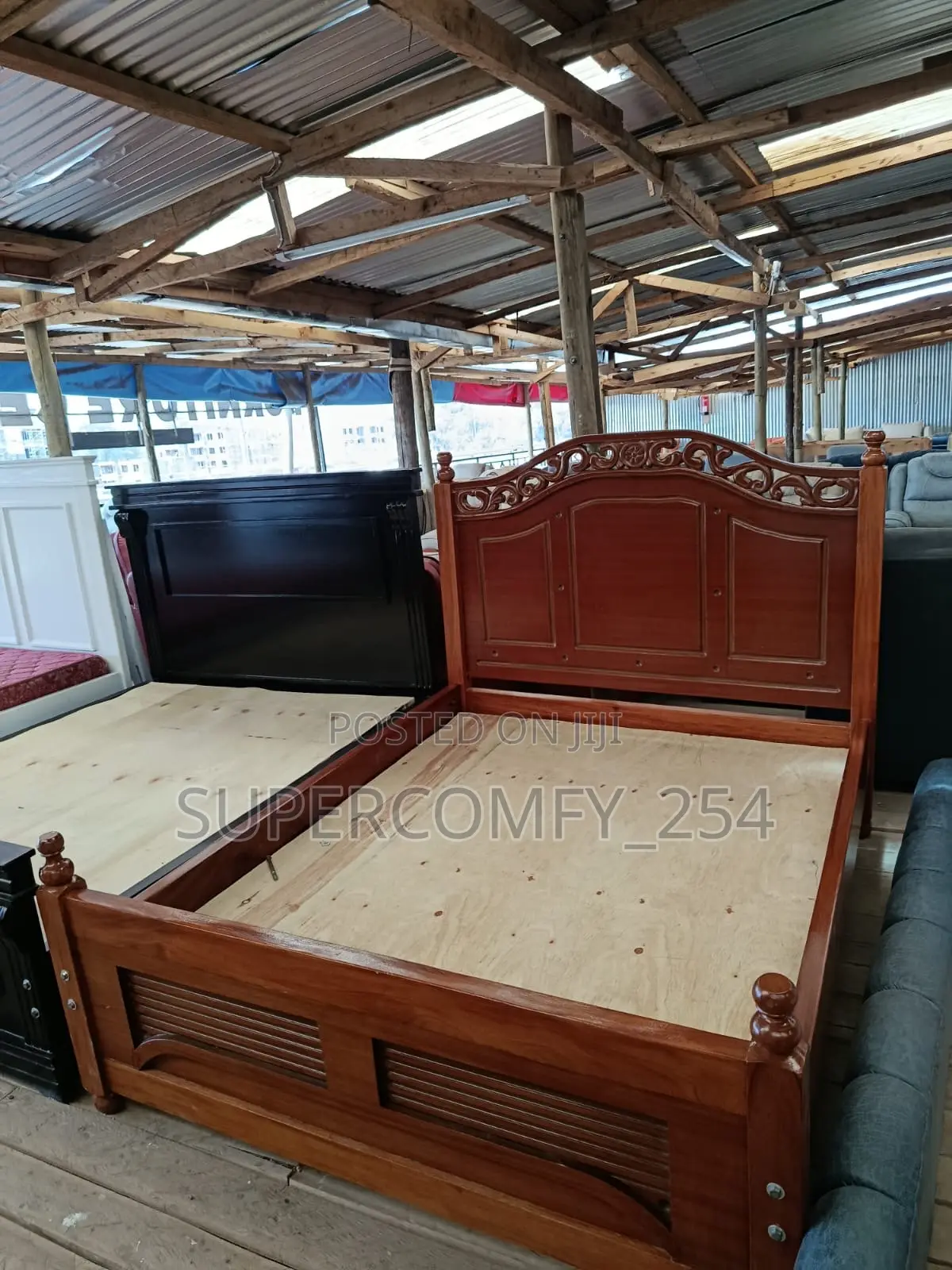 Mahogany Detailed Pattern Beds