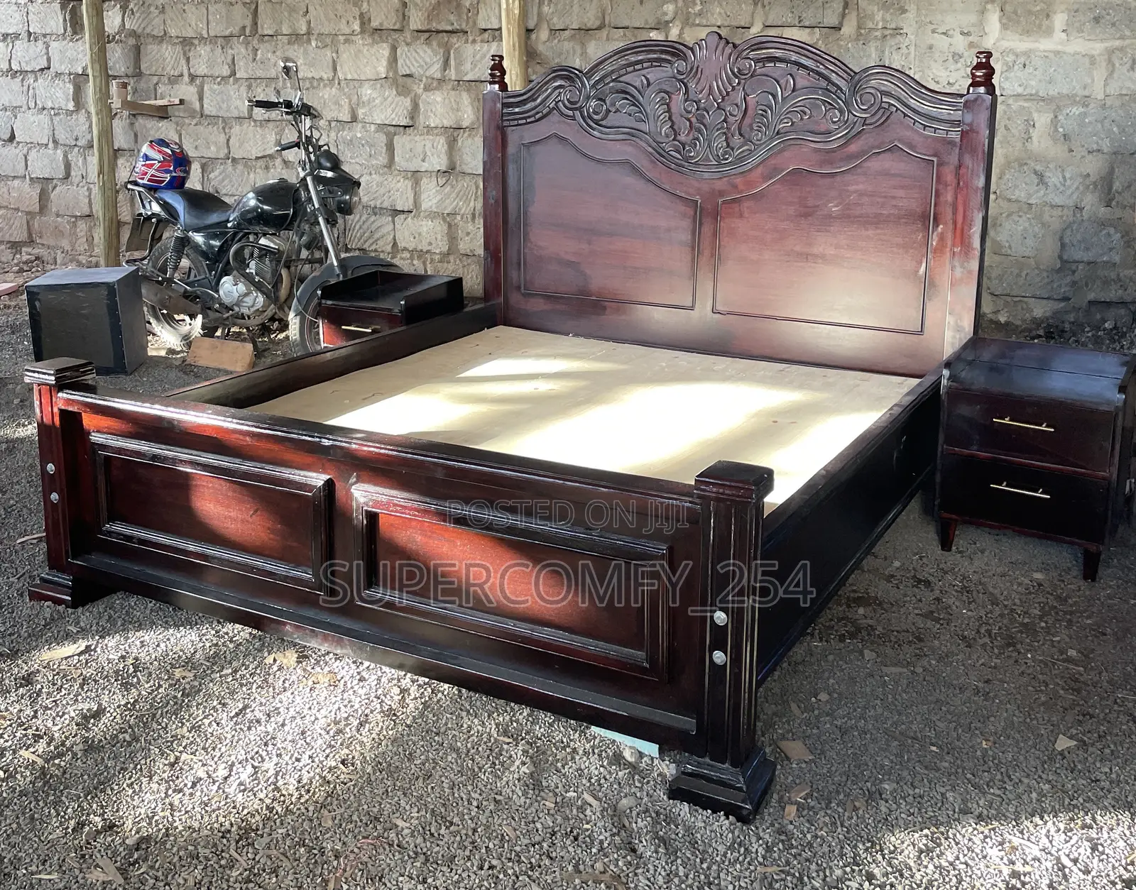Mahogany Detailed Pattern Beds