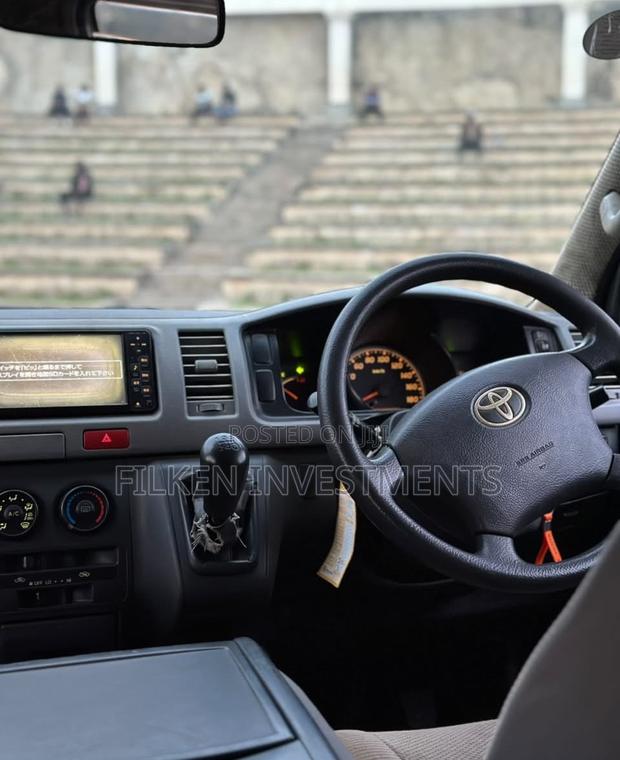 Toyota HiAce 2013 White - thumbnail 8