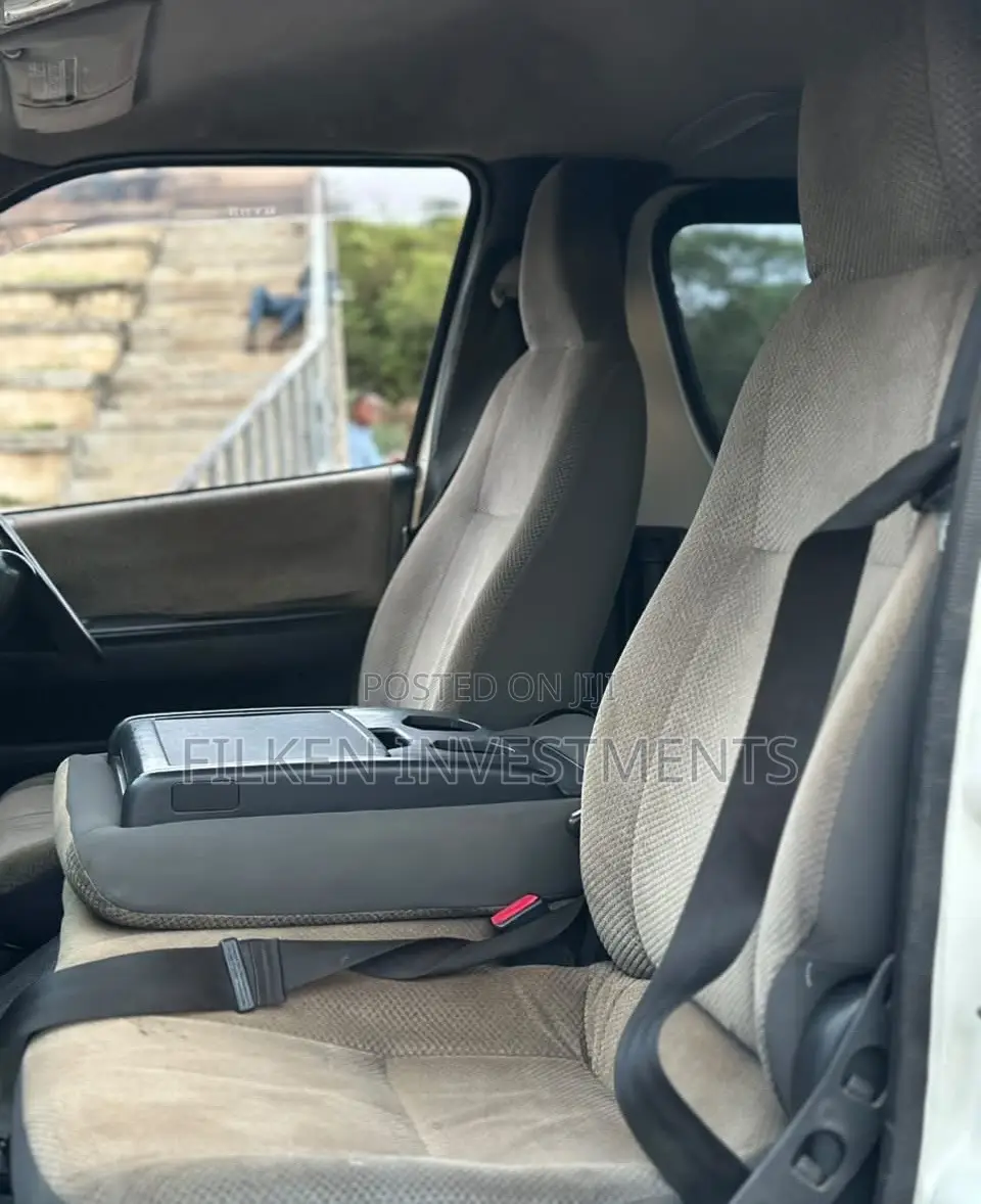 Toyota HiAce 2013 White