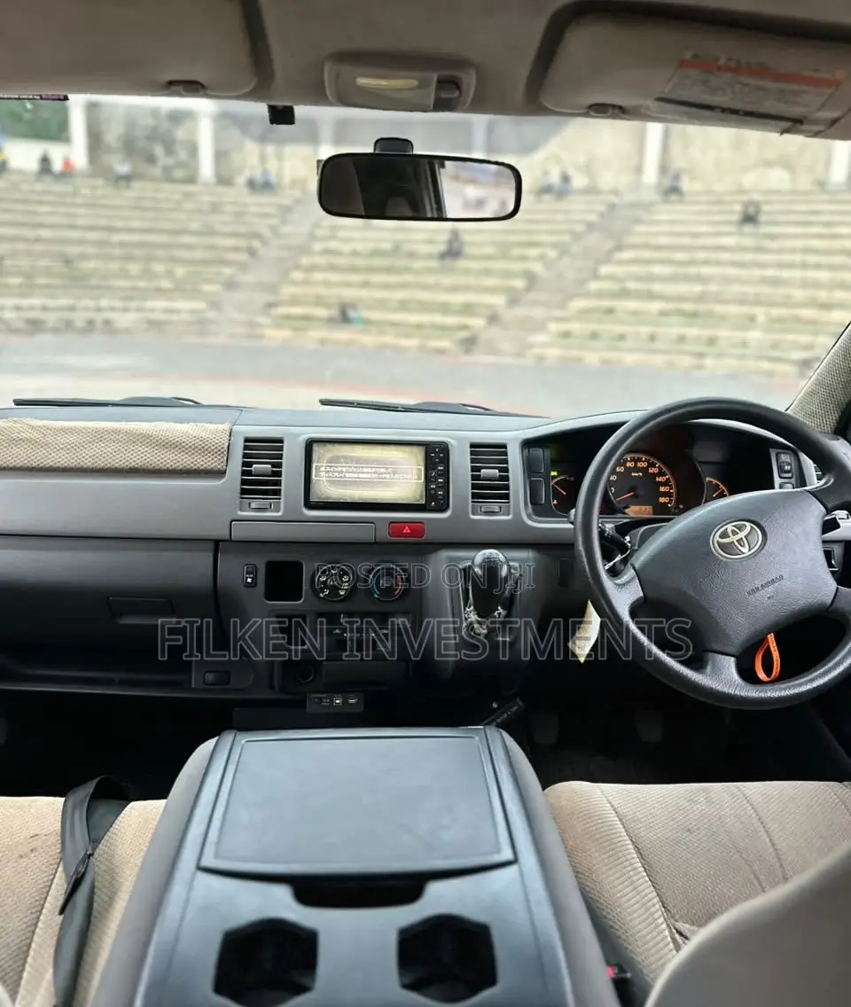 Toyota HiAce 2013 White