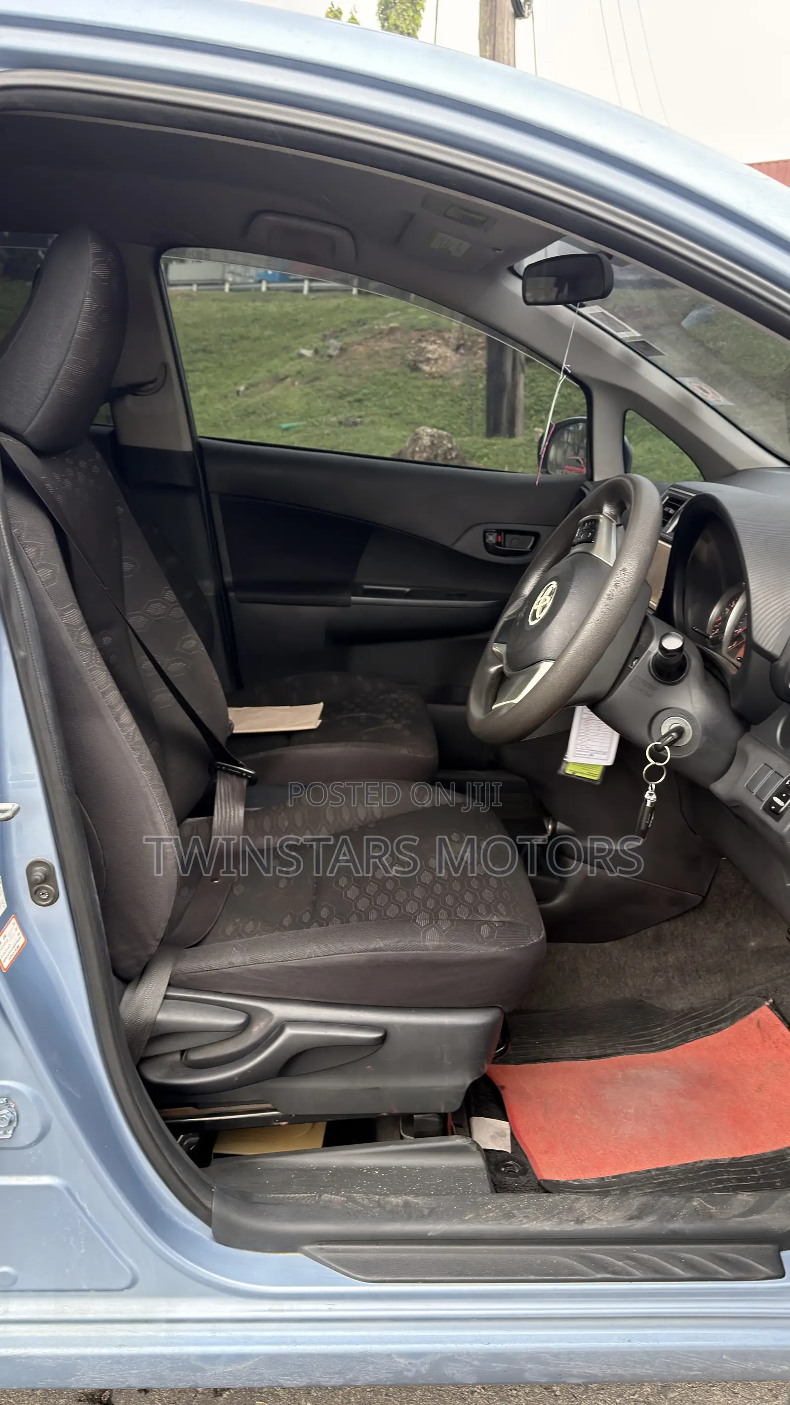 Toyota Ractis 1.3 FWD 2011 Blue