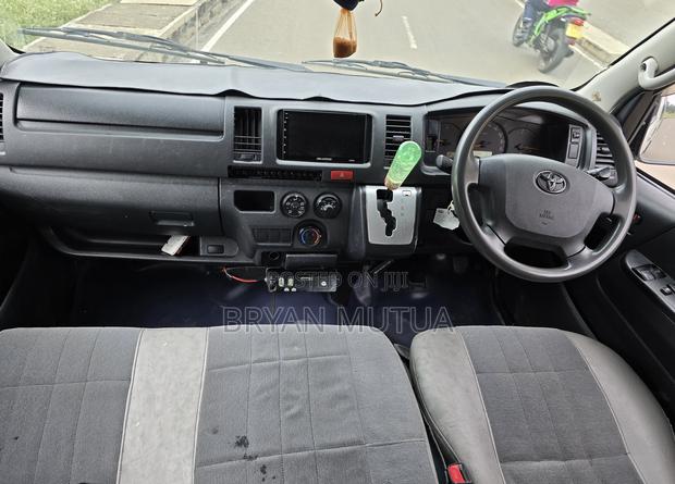Toyota HiAce 2016 White - thumbnail 4