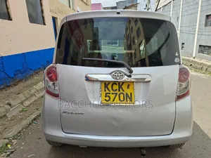 Toyota Ractis 2009 Silver