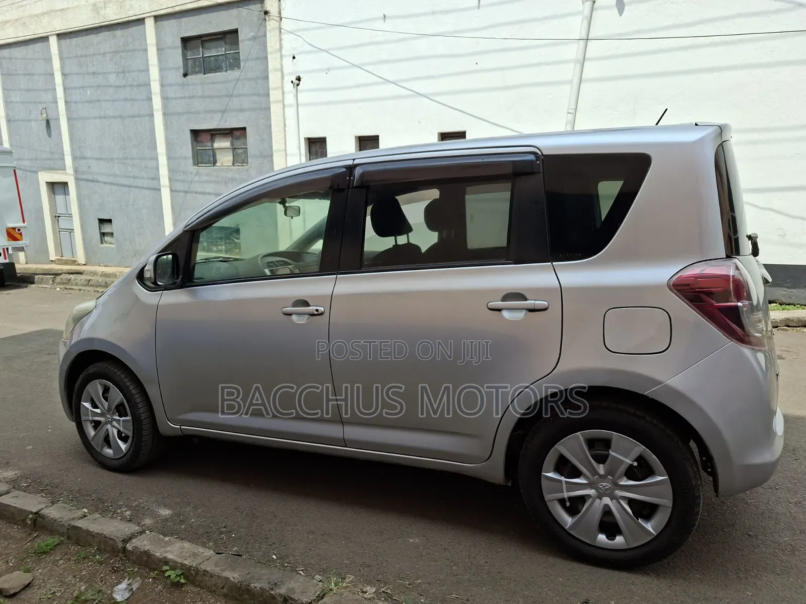 Toyota Ractis 2009 Silver