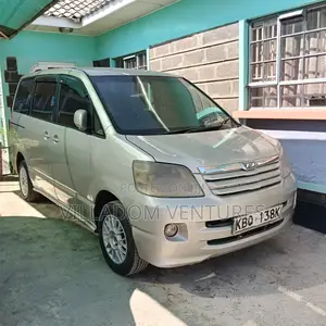 Toyota Noah 2004 Gold