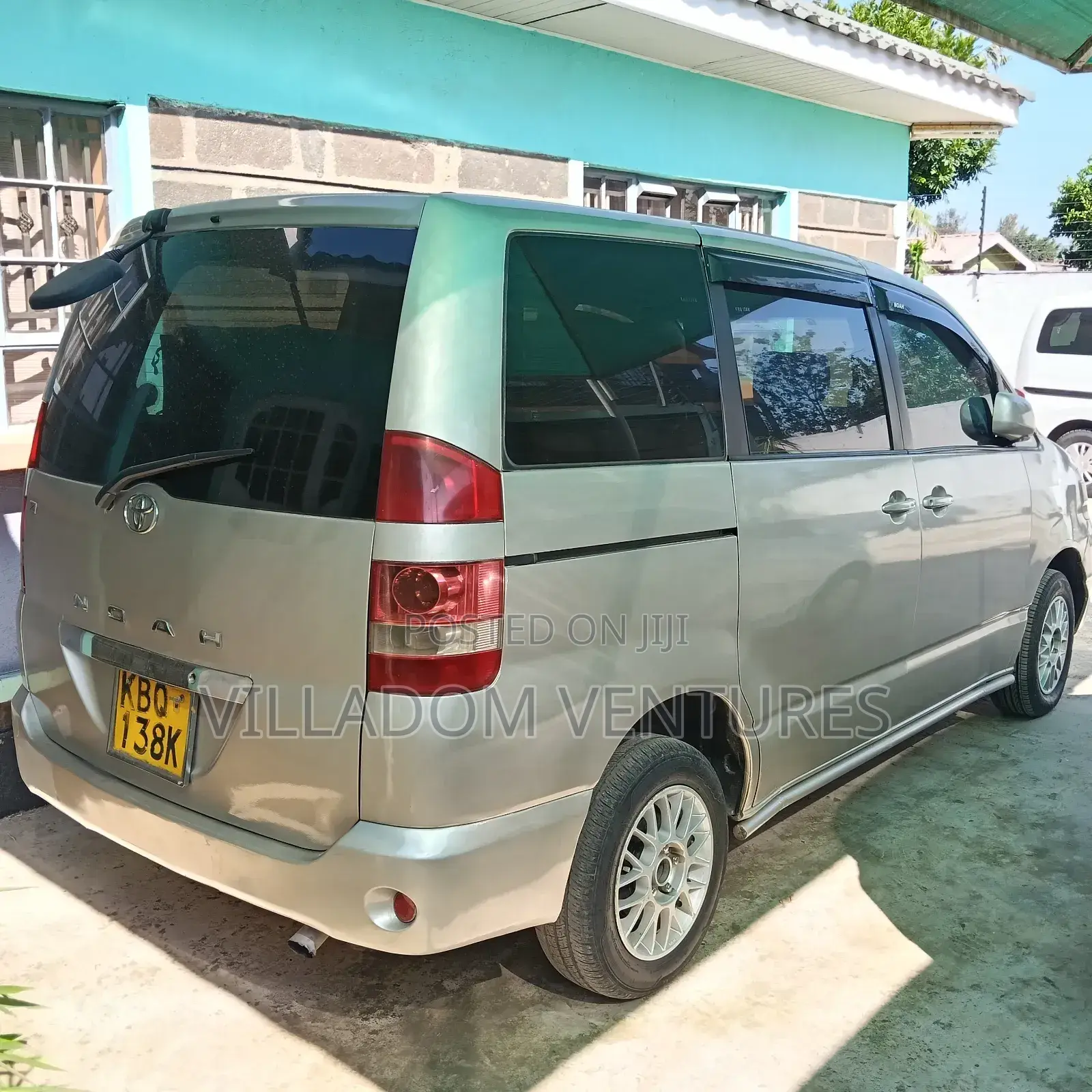 Toyota Noah 2004 Gold