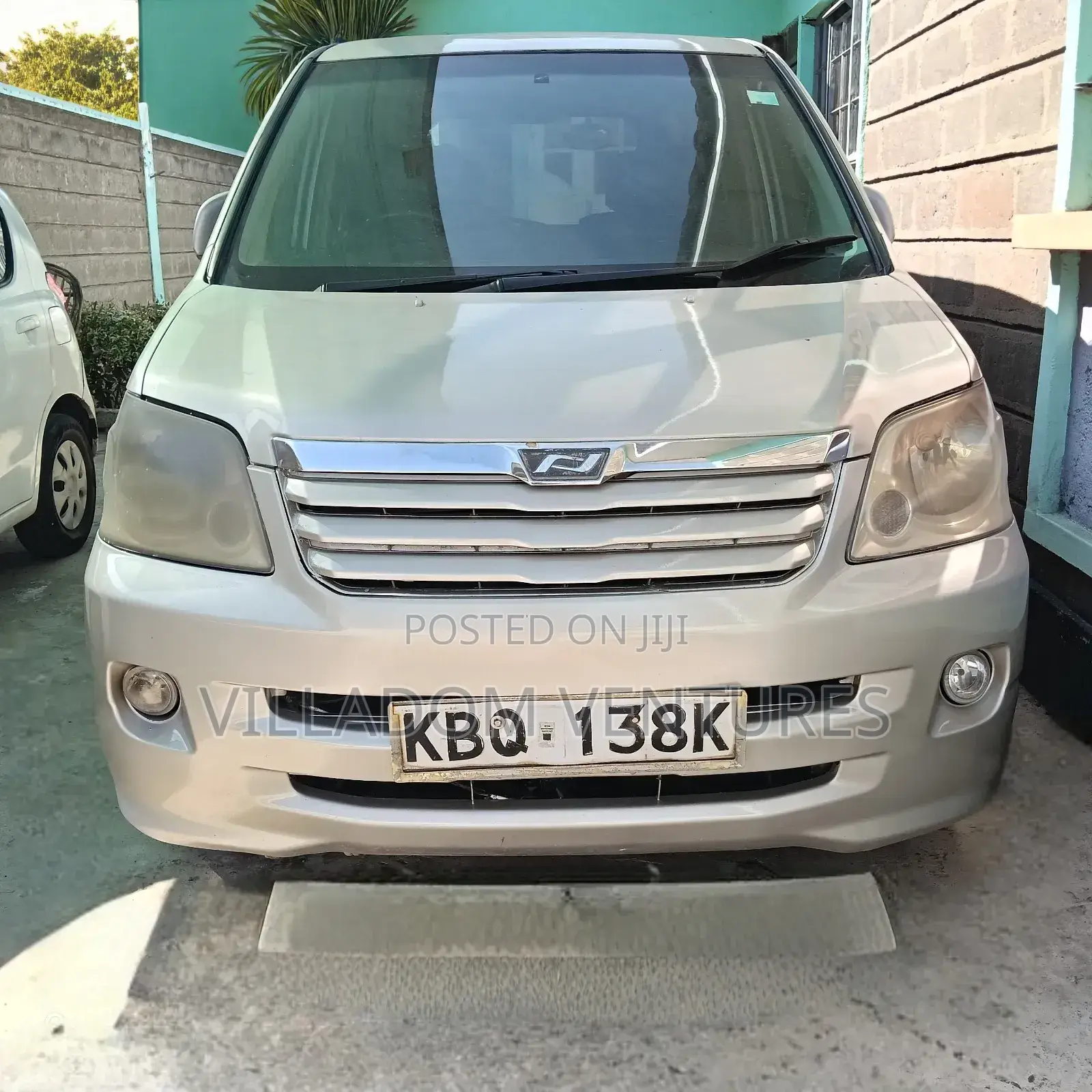 Toyota Noah 2004 Gold