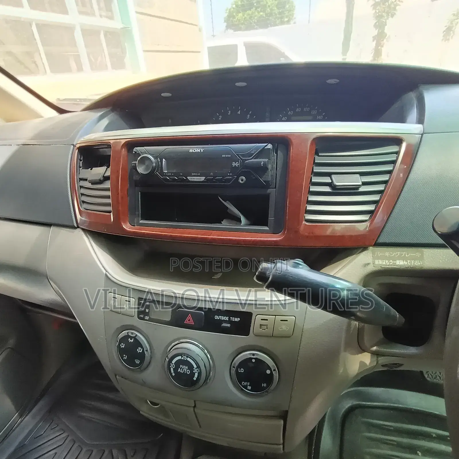 Toyota Noah 2004 Gold