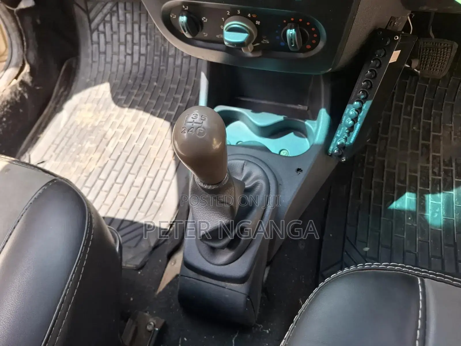 Nissan NP200 2010 Gold