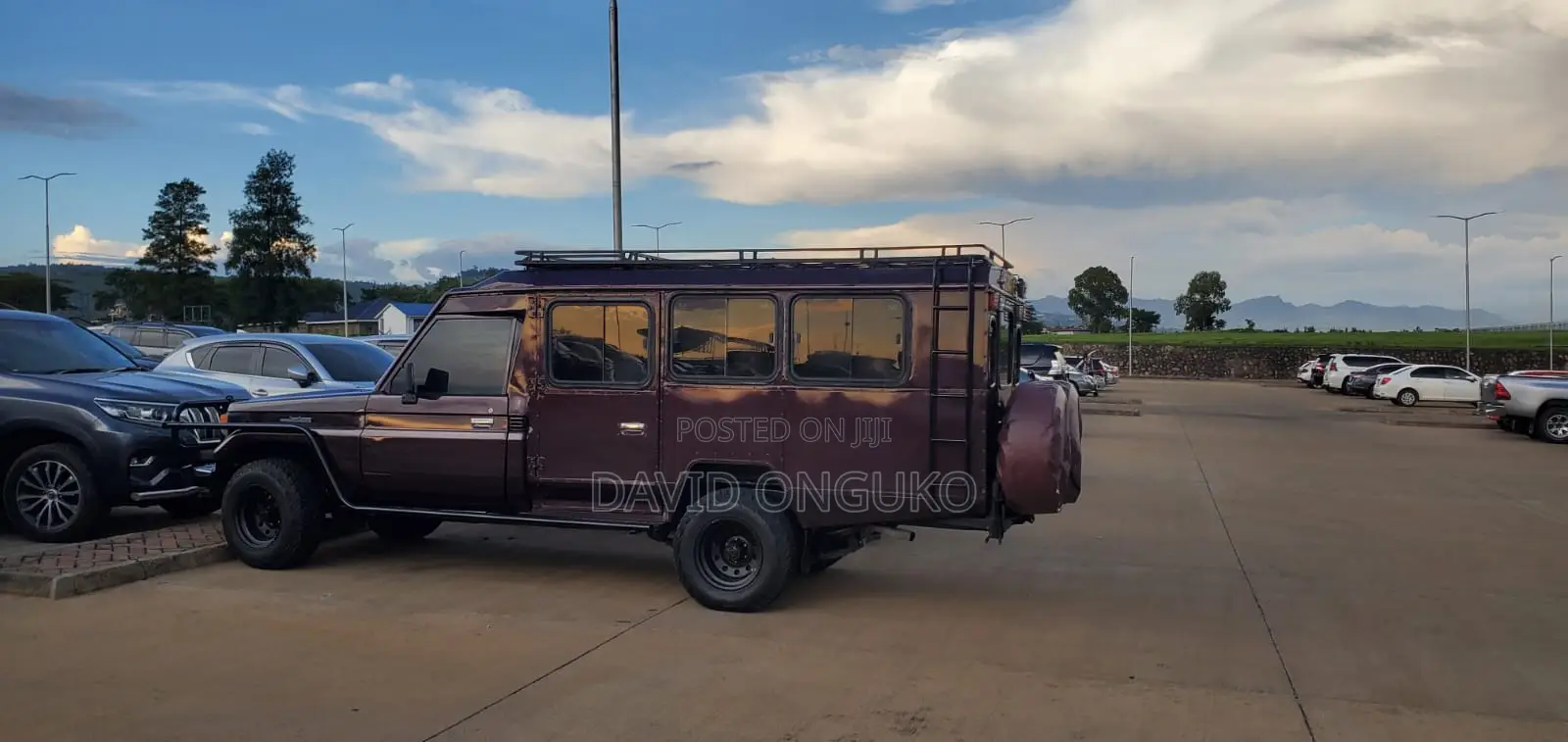 Toyota Land Cruiser 2000 Maroon