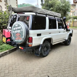 Toyota Land Cruiser 2011 White