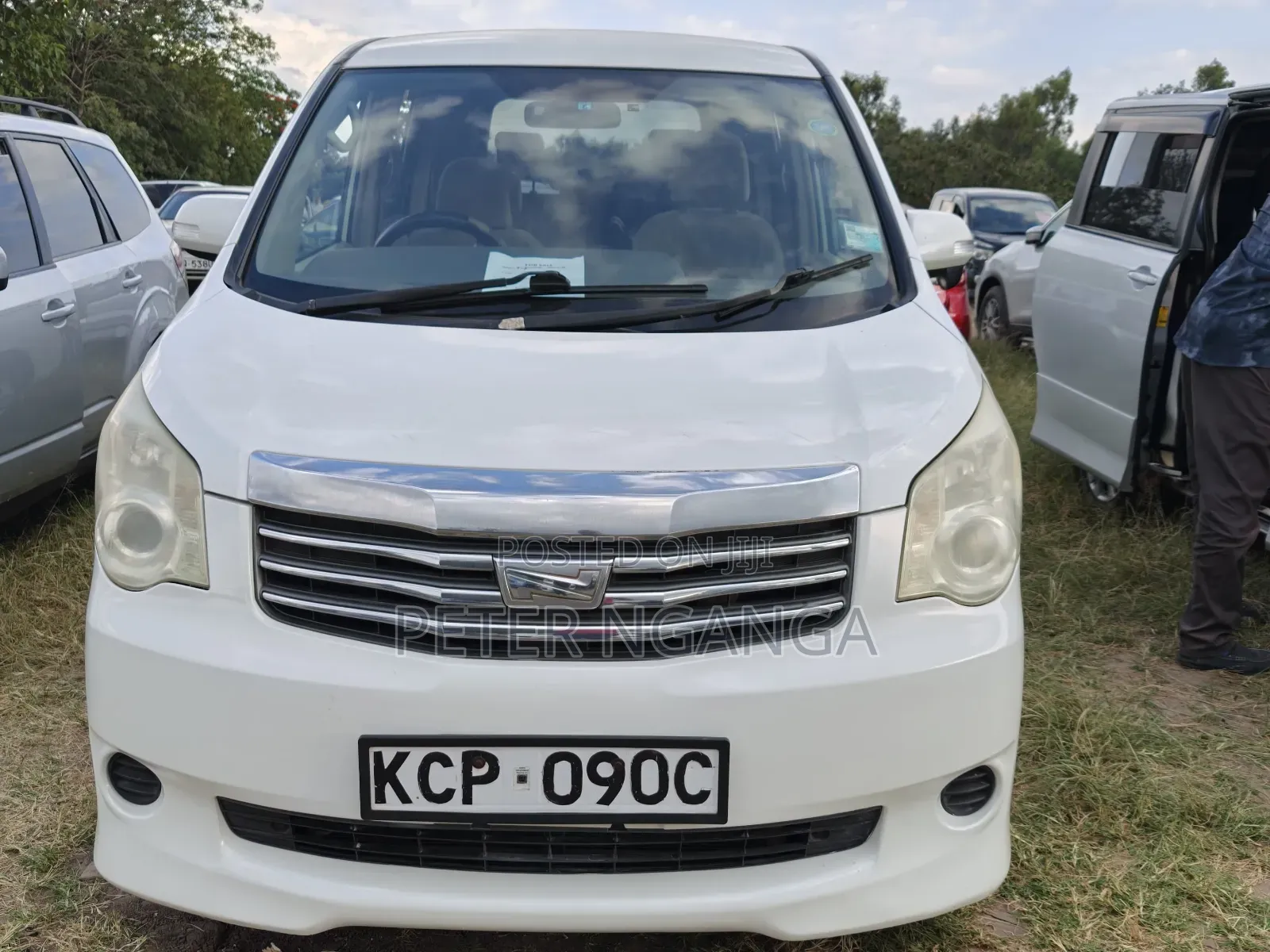 Toyota Noah 2011 Off white