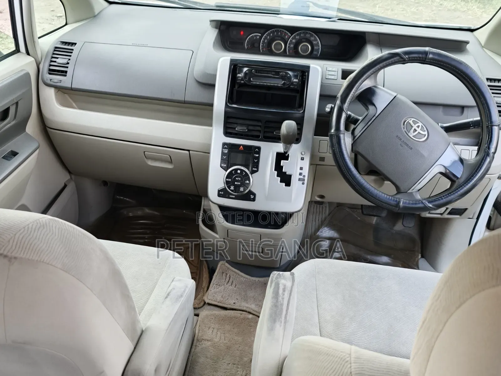 Toyota Noah 2011 Off white