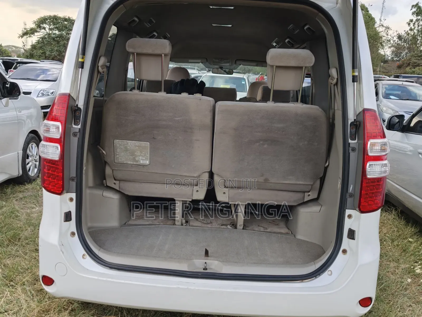 Toyota Noah 2011 Off white