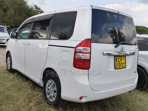 Toyota Noah 2011 Off white
