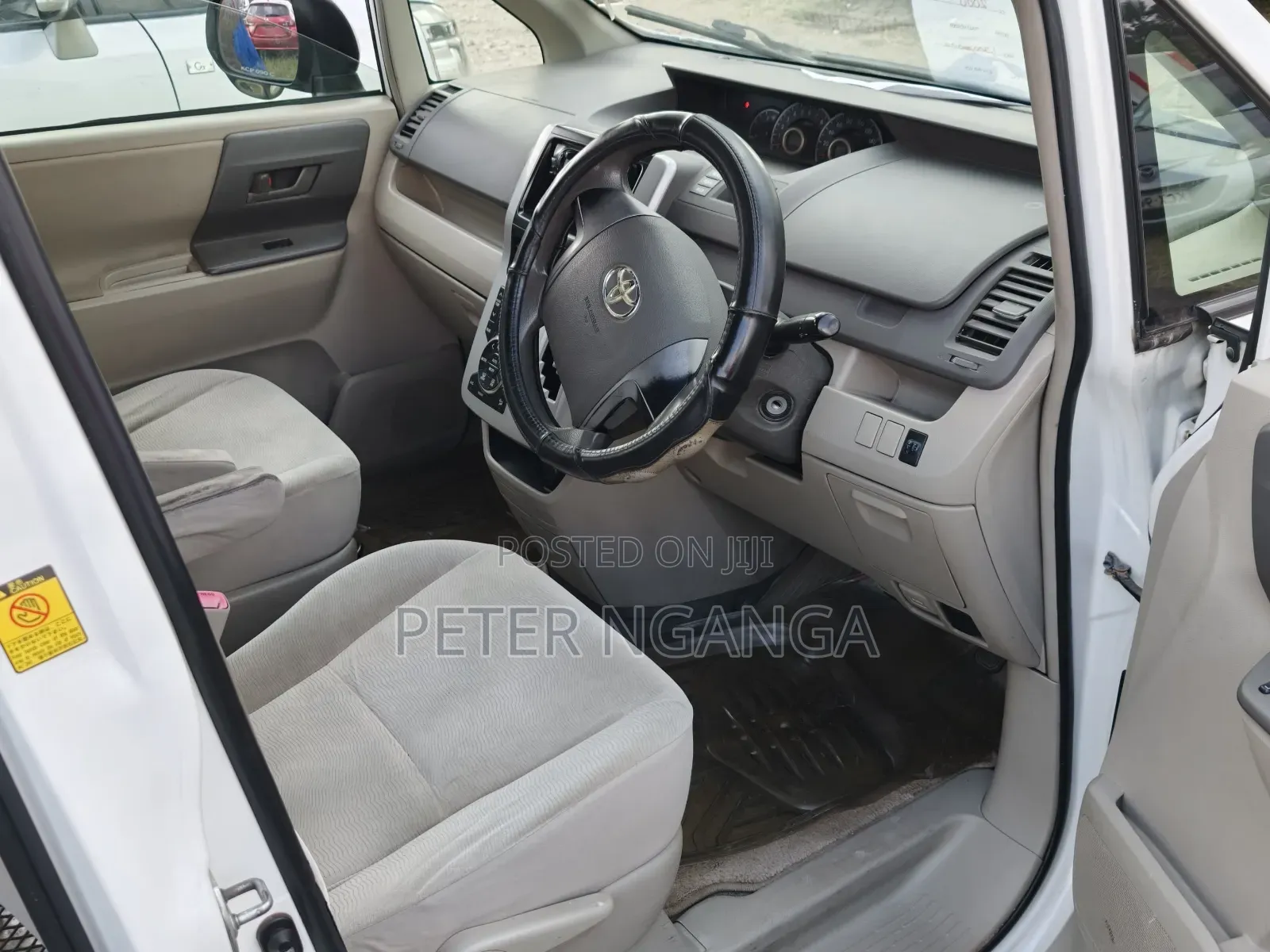 Toyota Noah 2011 Off white