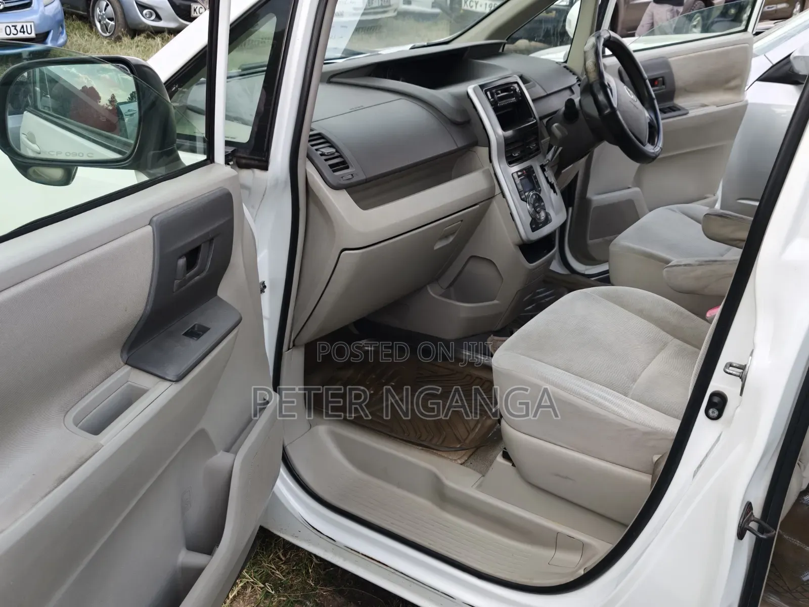 Toyota Noah 2011 Off white