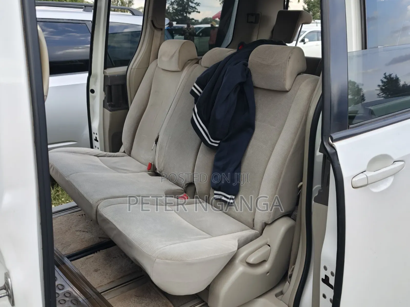 Toyota Noah 2011 Off white