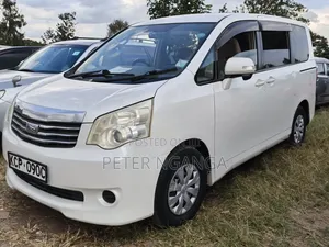 Toyota Noah 2011 Off white