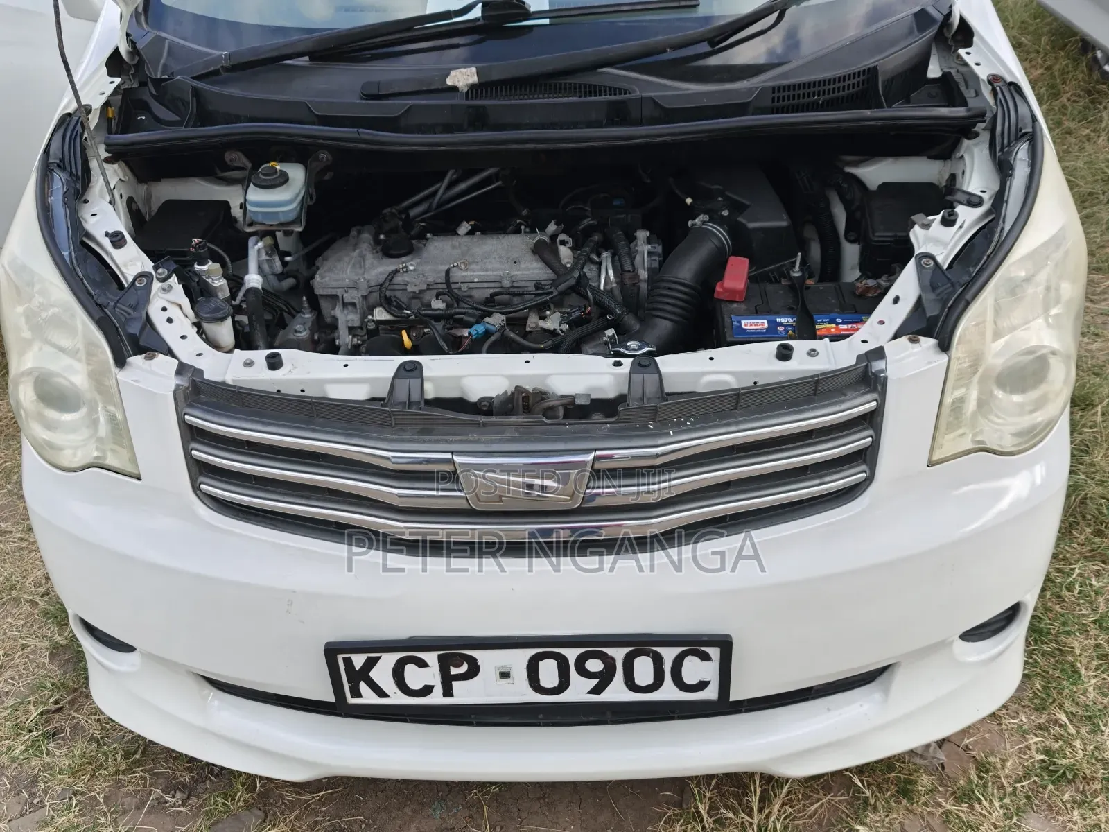 Toyota Noah 2011 Off white