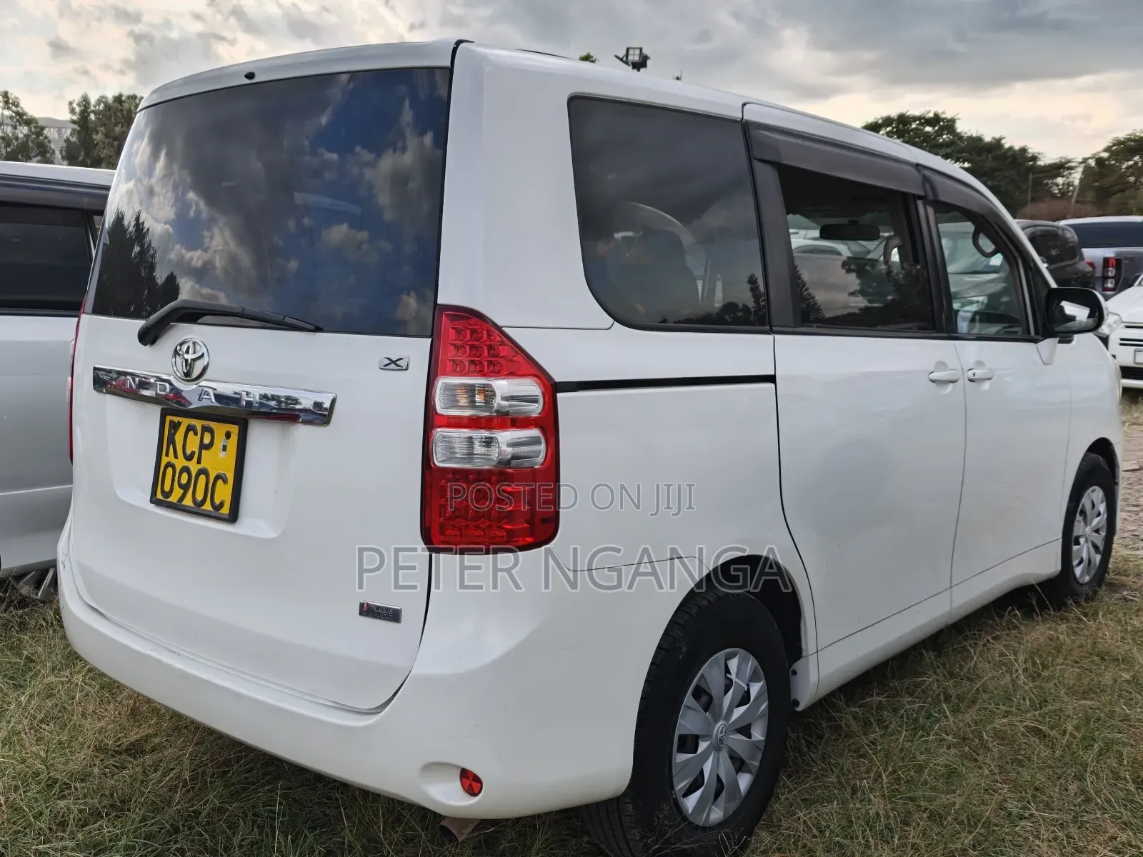 Toyota Noah 2011 Off white