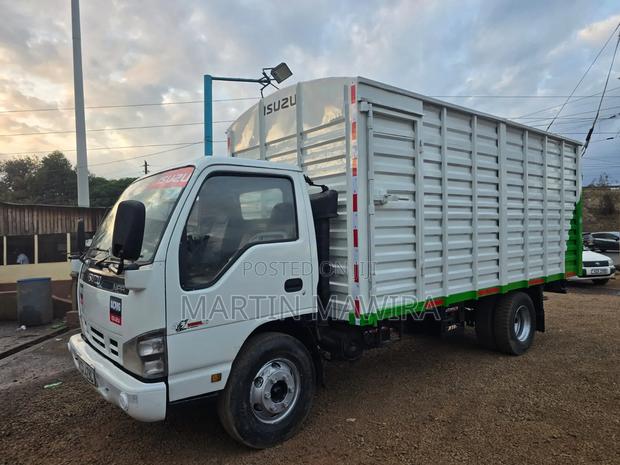 Clean Isuzu NPR - thumbnail 2
