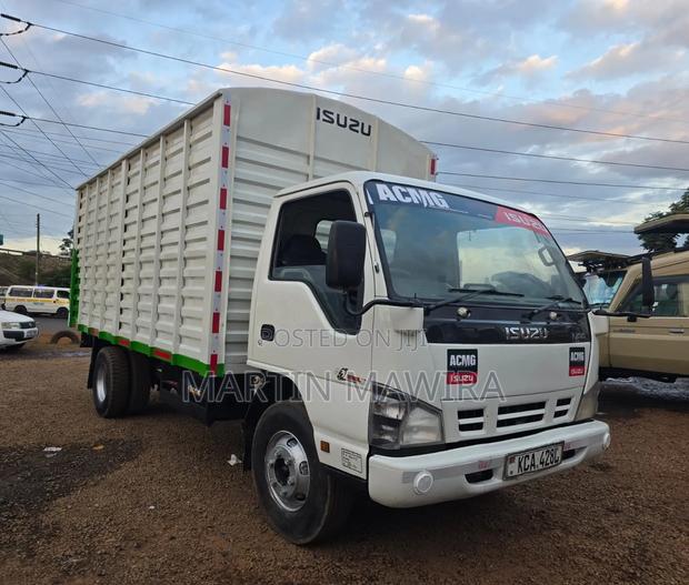 Clean Isuzu NPR - thumbnail 4