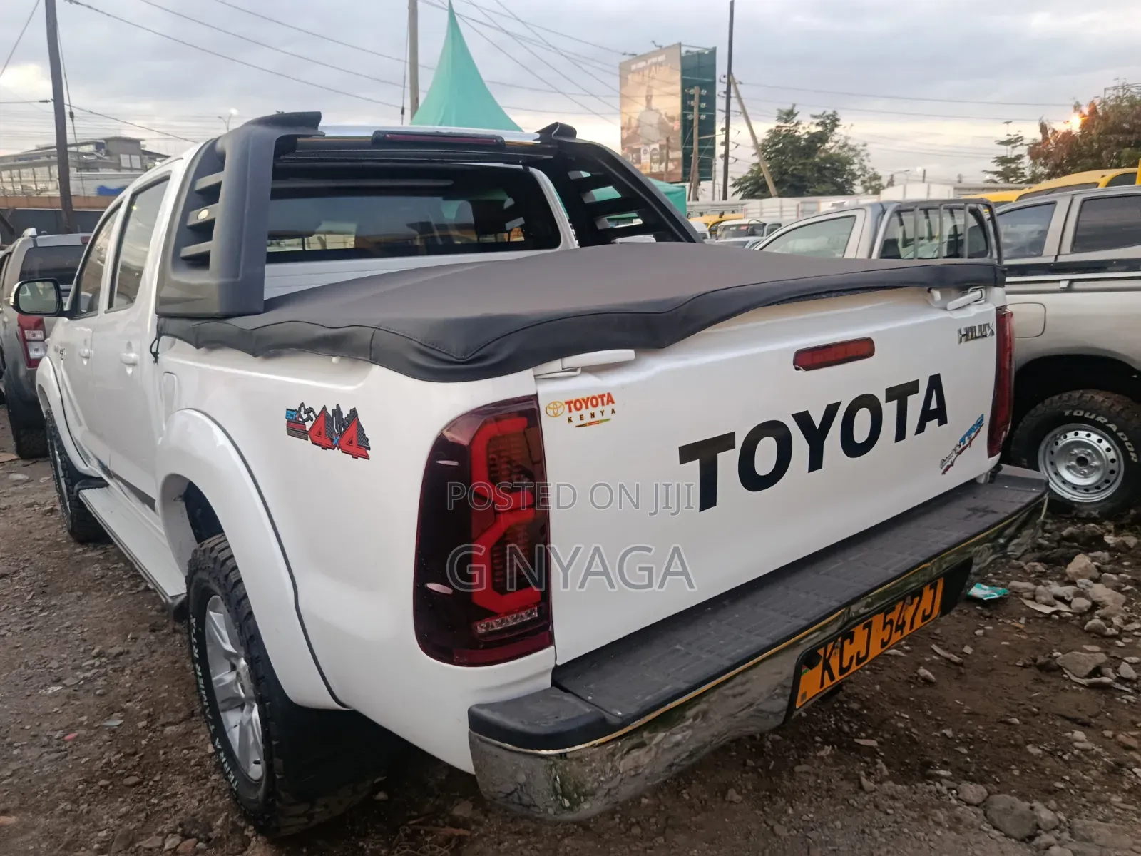 Toyota Hilux 2011 White