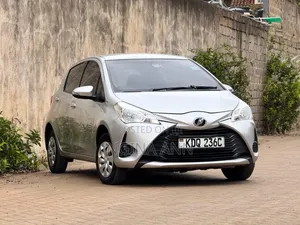 Toyota Vitz 2017 Silver