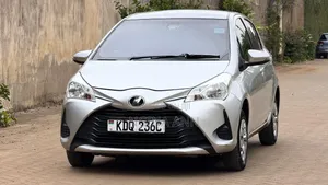 Toyota Vitz 2017 Silver