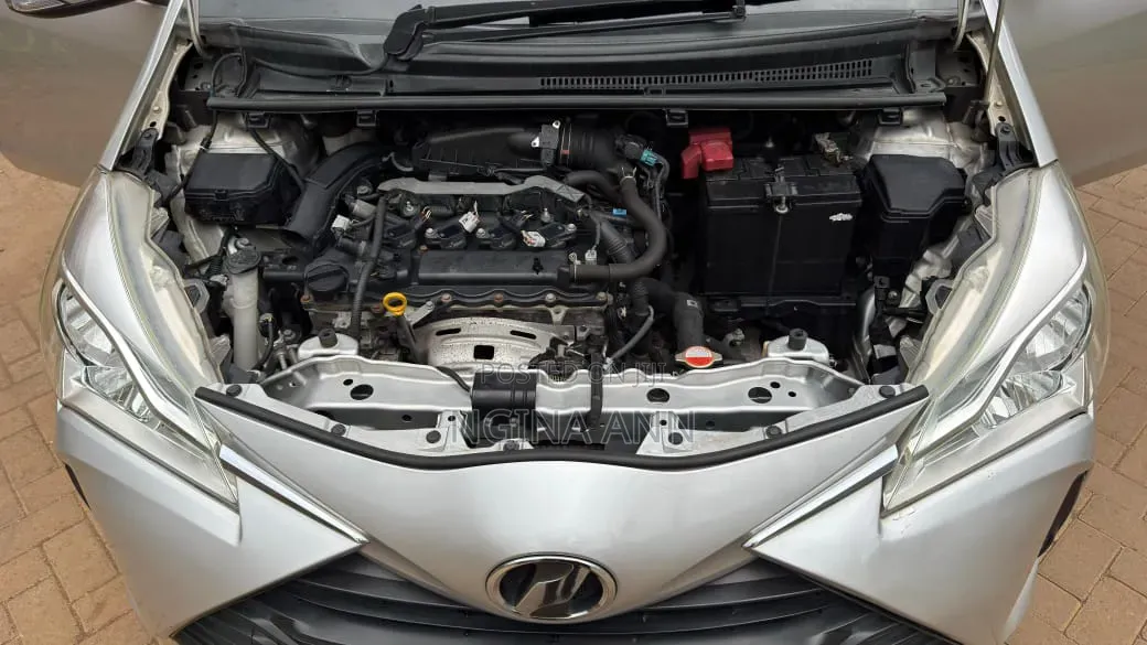 Toyota Vitz 2017 Silver