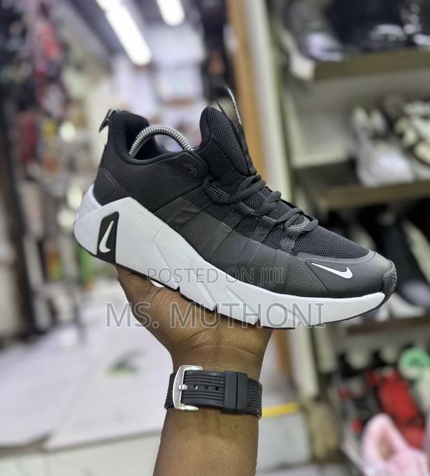 Black Mesh Upper and a Distinct White Midsole Mets Size 36-41 - thumbnail 2