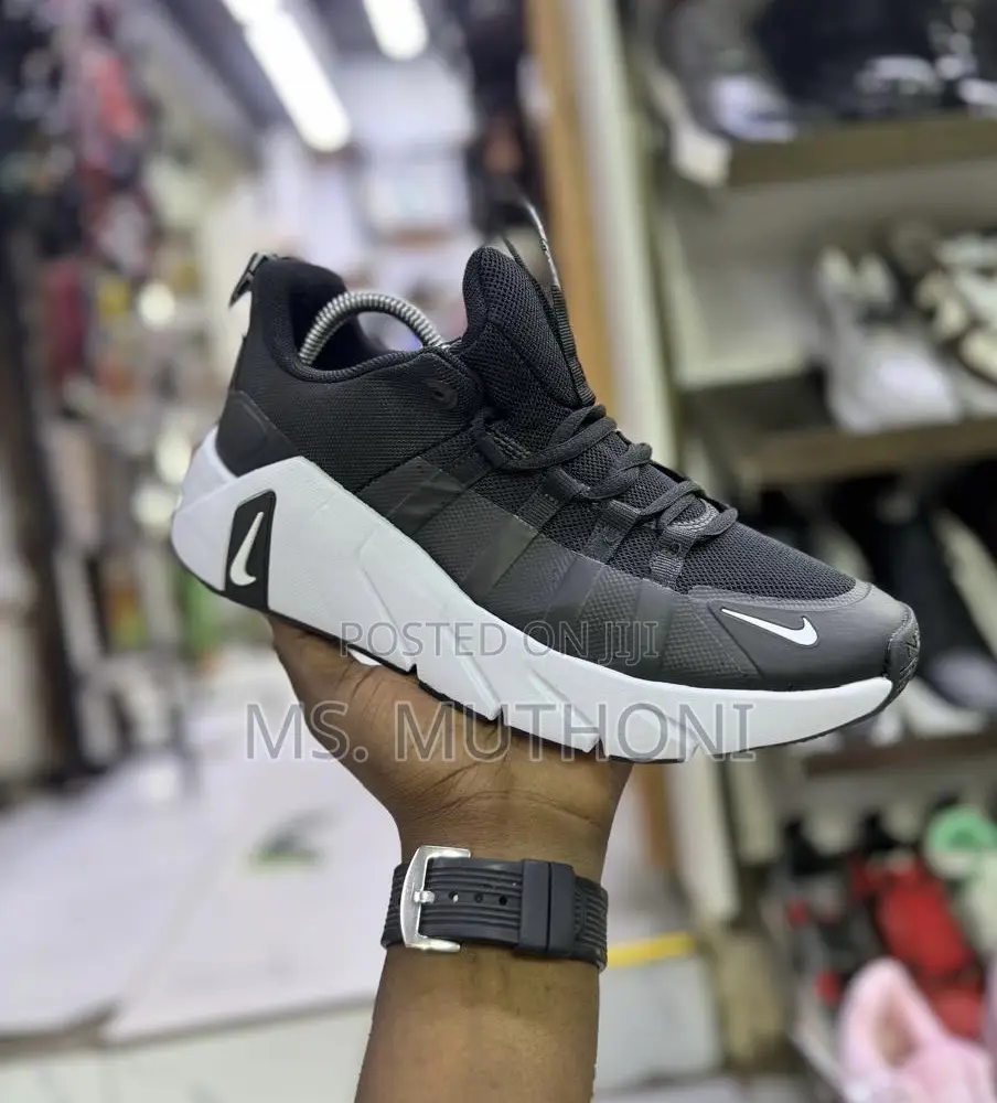Black Mesh Upper and a Distinct White Midsole Mets Size 36-41