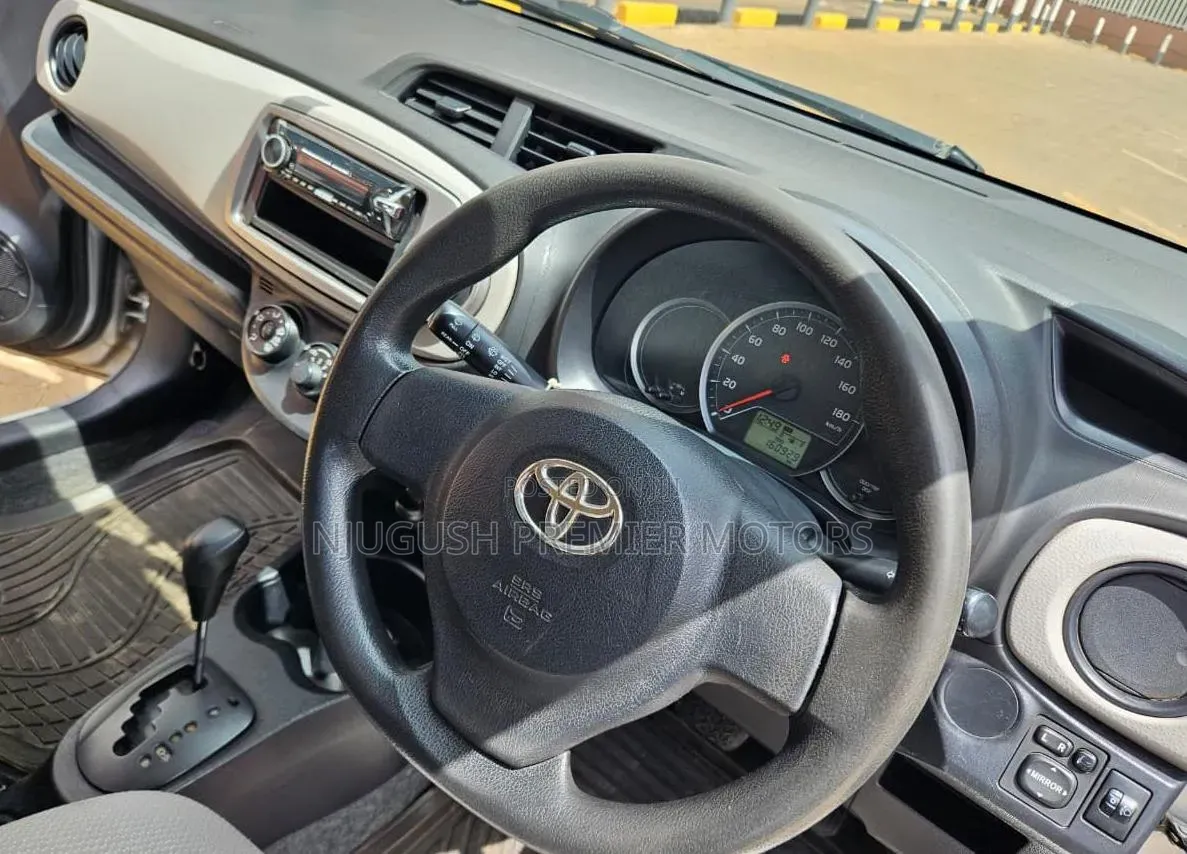 Toyota Vitz 2014 Silver