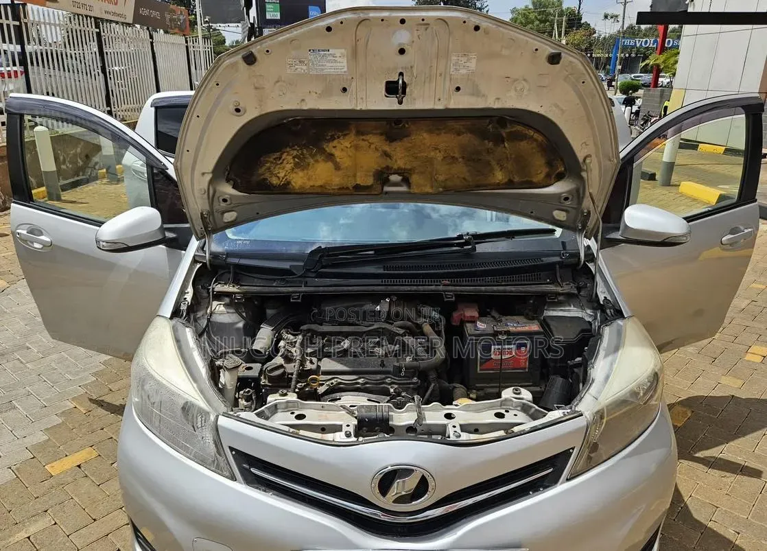 Toyota Vitz 2014 Silver