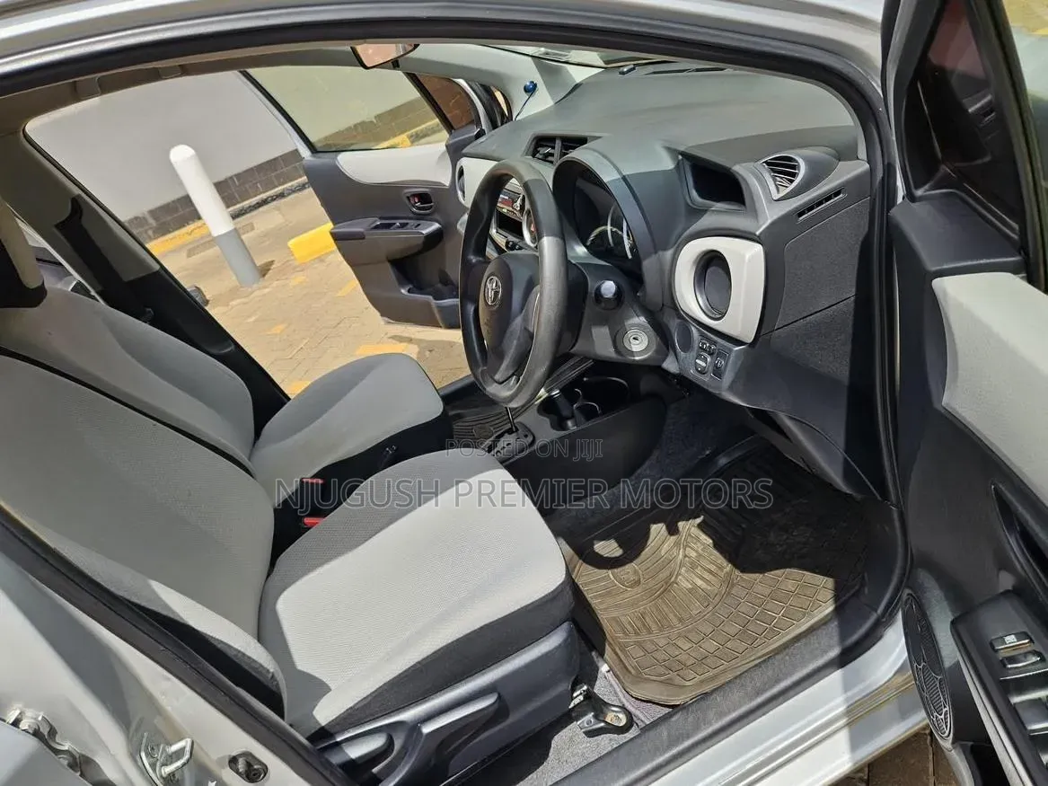 Toyota Vitz 2014 Silver