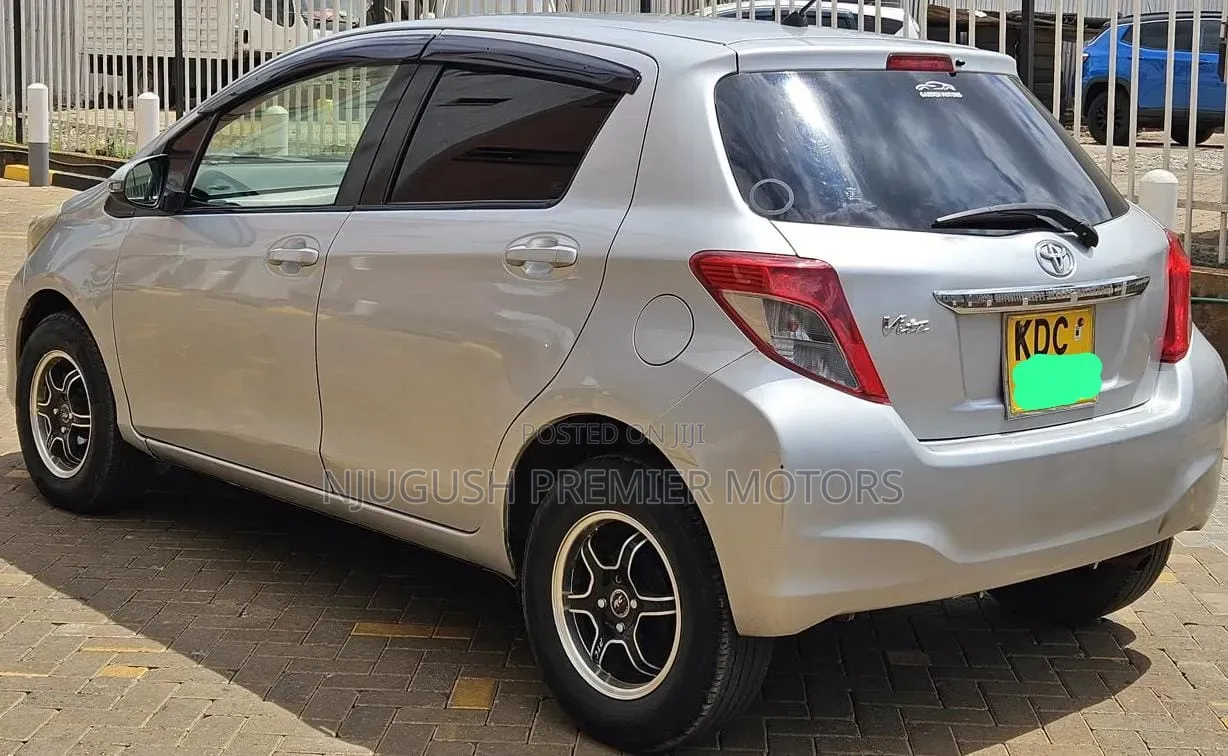 Toyota Vitz 2014 Silver