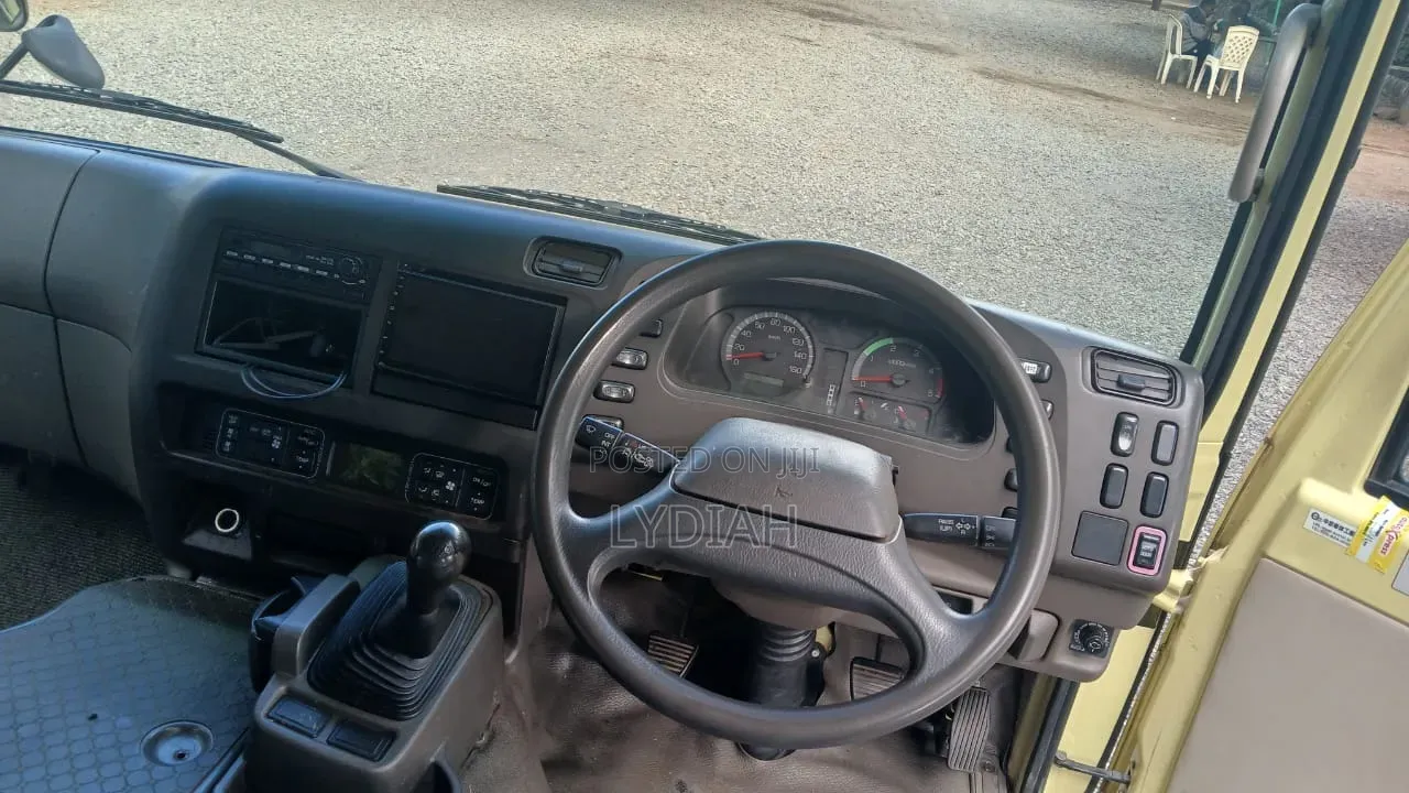 Mitsubishi Fuso Rosa 2014 Beige
