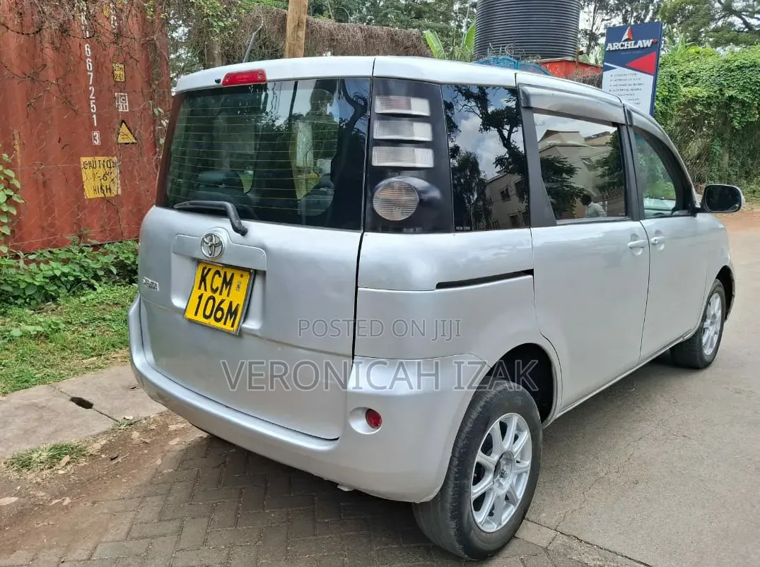 Toyota Sienta 2010 Silver