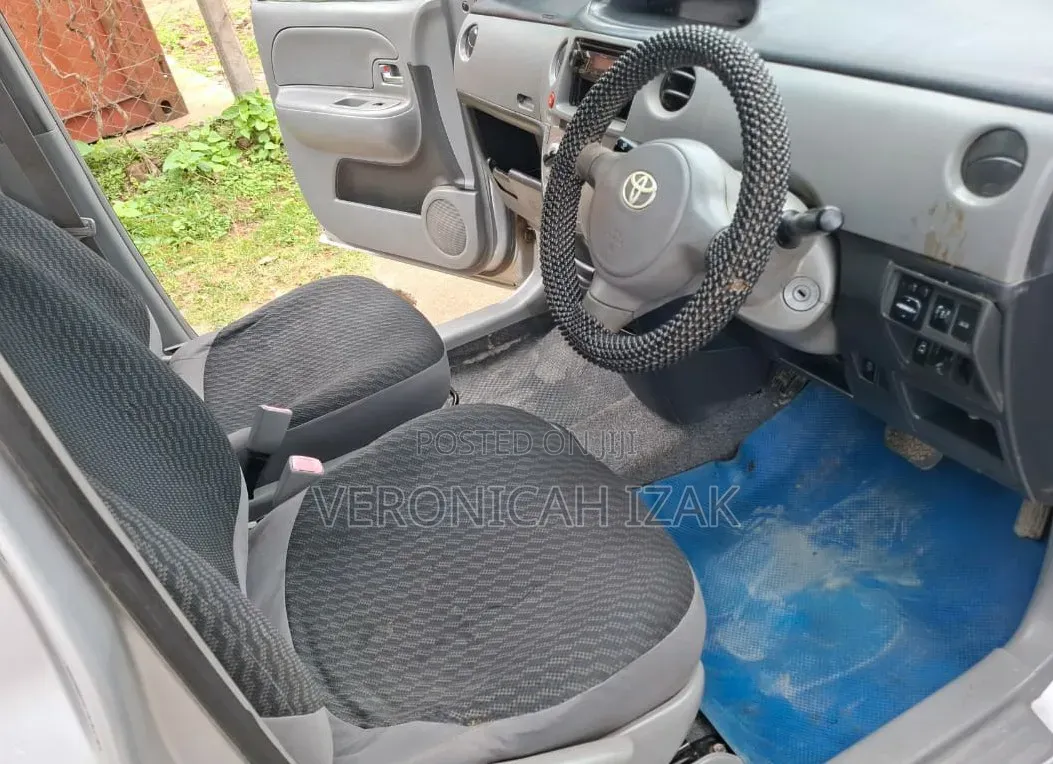 Toyota Sienta 2010 Silver
