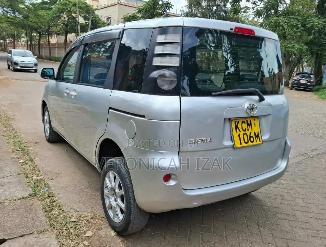 Toyota Sienta 2010 Silver