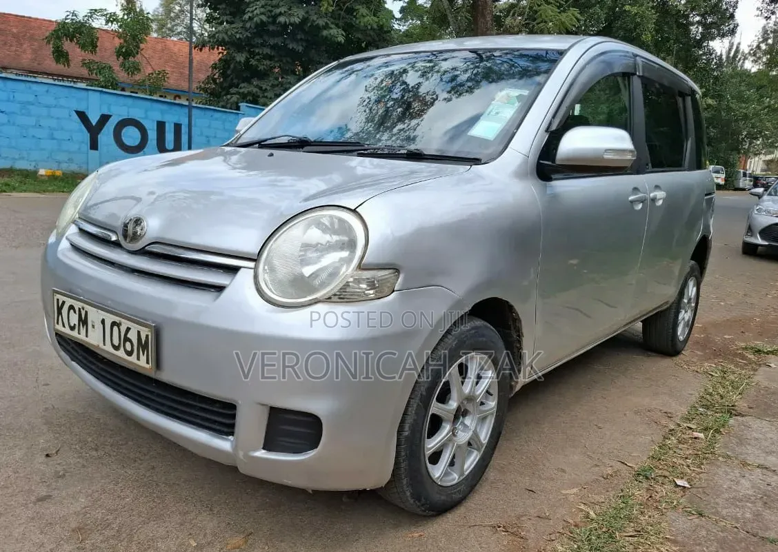 Toyota Sienta 2010 Silver
