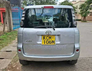 Toyota Sienta 2010 Silver