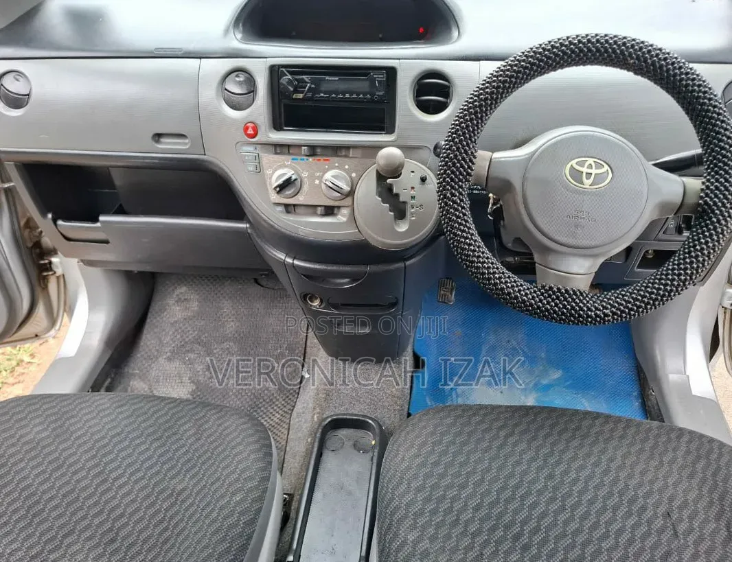 Toyota Sienta 2010 Silver